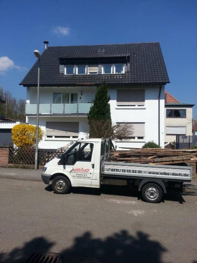 Mehrfamilienhaus mit Dachgaube und WiKo-Dach-Pritschenwagen