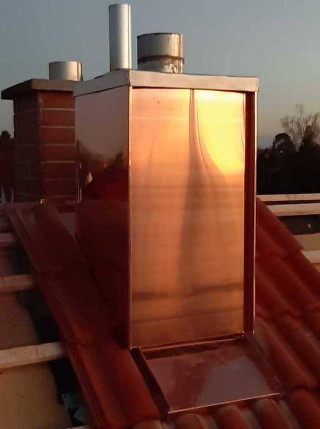 Kaminverkleidung aus Kupfer im Abendlicht