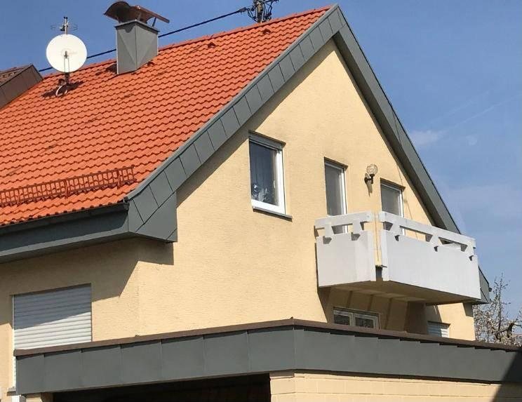 Giebel mit verkleidetem Ortgang und Garagendach