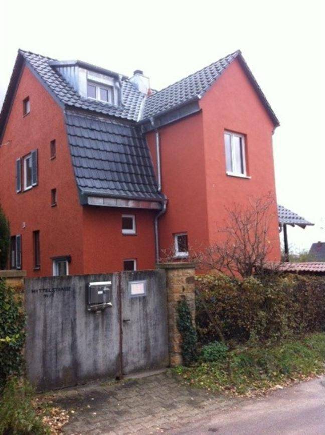 Rotes Haus mit neu eingedecktem Dach und Gaube