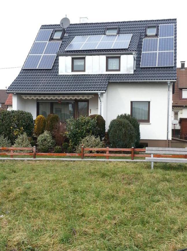 Haus mit neuem Dach und Solaranlage